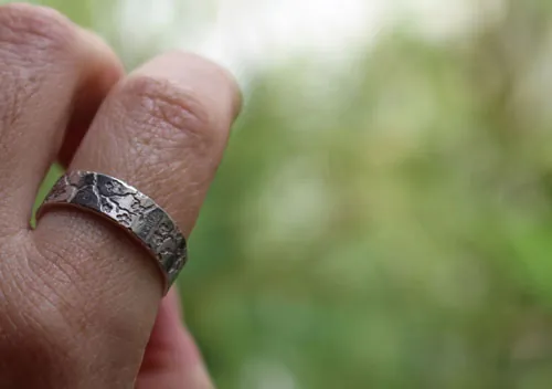 Misao, anillo ramas de cerezo japonés en plata