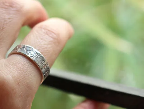 Misao, anillo ramas de cerezo japonés en plata