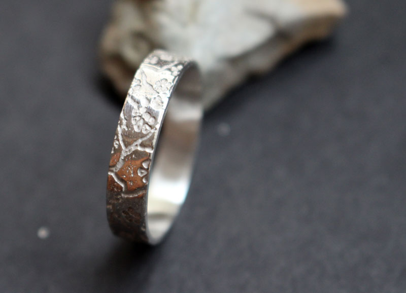 Misao pequeña, anillo de flores de cerezo japonés en plata