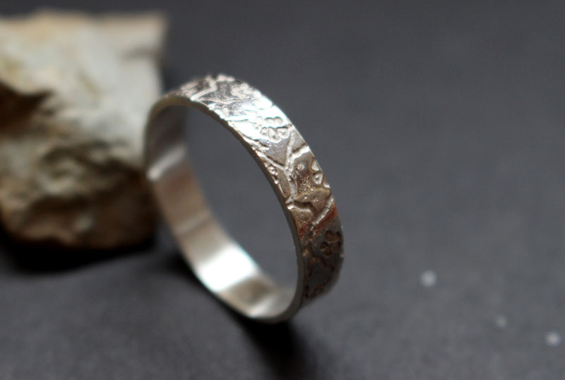 Misao pequeña, anillo de flores de cerezo japonés en plata