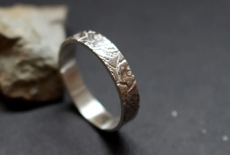 Misao pequeña, anillo de flores de cerezo japonés en plata