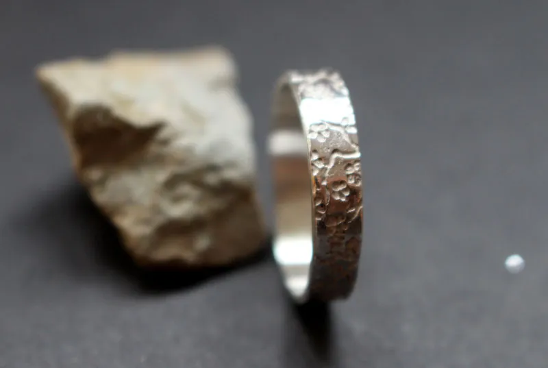 Misao pequeña, anillo de flores de cerezo japonés en plata