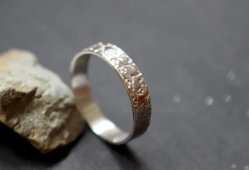 Misao pequeña, anillo de flores de cerezo japonés en plata