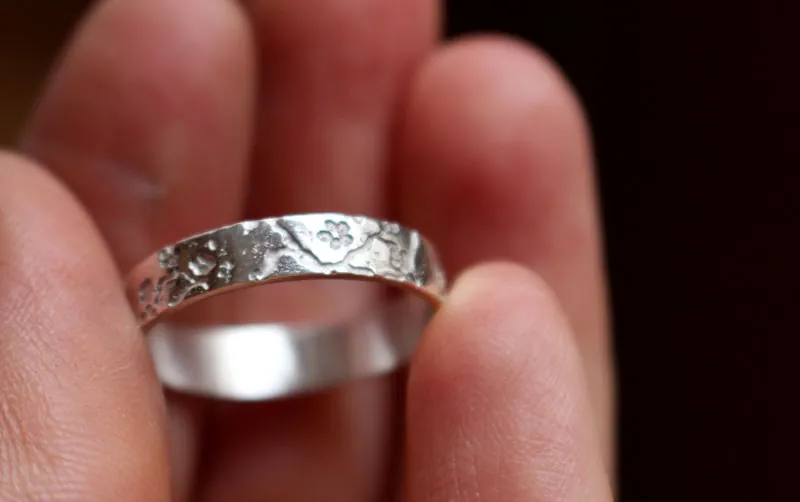 Misao pequeña, anillo de flores de cerezo japonés en plata