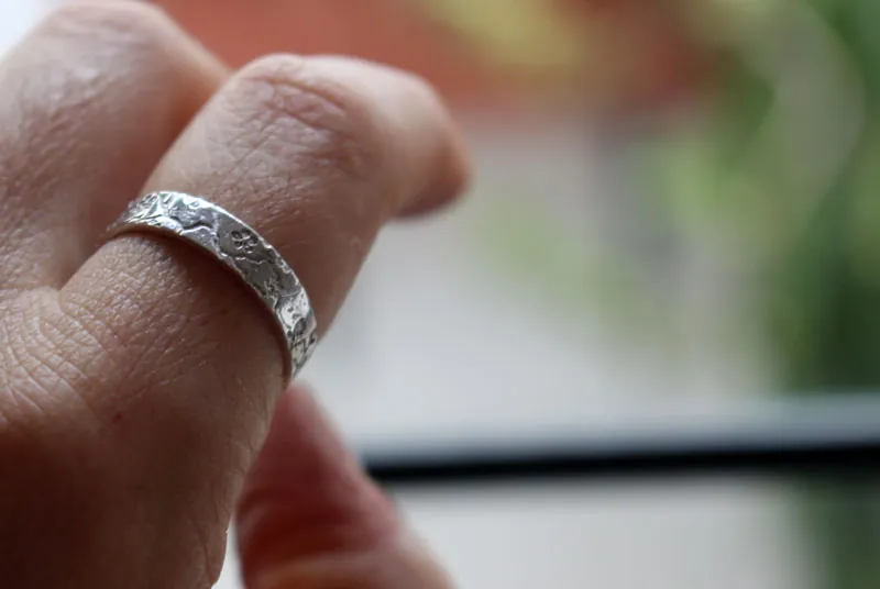 Misao pequeña, anillo de flores de cerezo japonés en plata