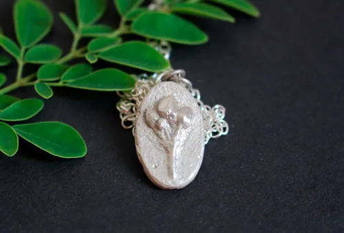 Moringa, collar camafeo botánico barroco en plata