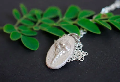 Moringa, collar camafeo botánico barroco en plata