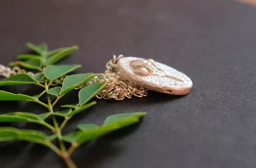 Moringa, collar camafeo botánico barroco en plata