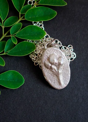 Moringa, collar camafeo botánico barroco en plata