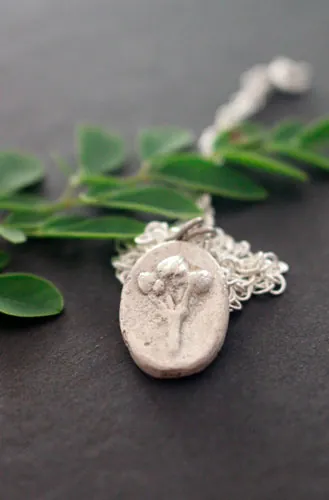 Moringa, collar camafeo botánico barroco en plata