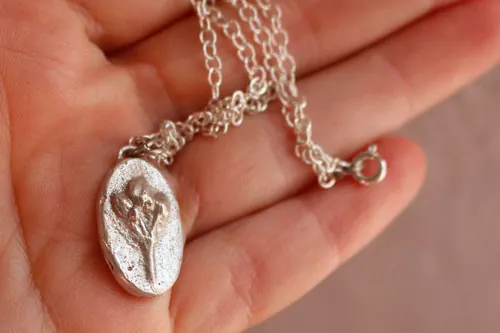 Moringa, collar camafeo botánico barroco en plata