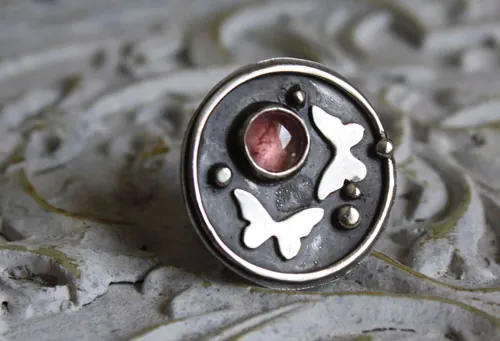Morir con las rosas, anillo tótem de mariposa en plata y turmalina rosa