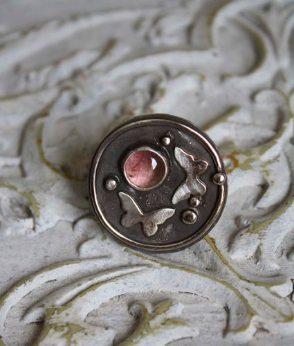 Morir con las rosas, anillo tótem de mariposa en plata y turmalina rosa