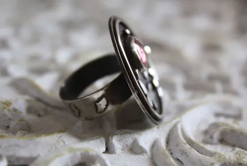 Morir con las rosas, anillo tótem de mariposa en plata y turmalina rosa