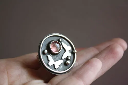 Morir con las rosas, anillo tótem de mariposa en plata y turmalina rosa