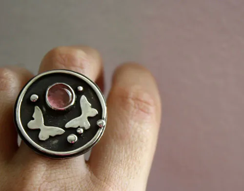 Morir con las rosas, anillo tótem de mariposa en plata y turmalina rosa