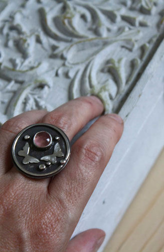 Morir con las rosas, anillo tótem de mariposa en plata y turmalina rosa