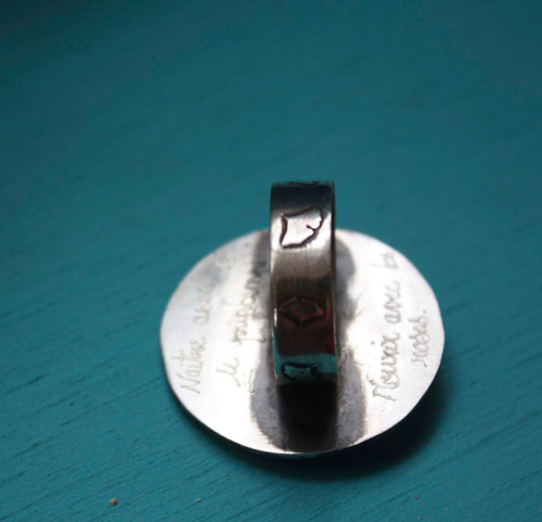 Morir con las rosas, anillo tótem de mariposa en plata y turmalina rosa