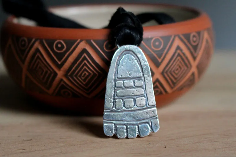 Movimiento, collar pie olmeca en plata
