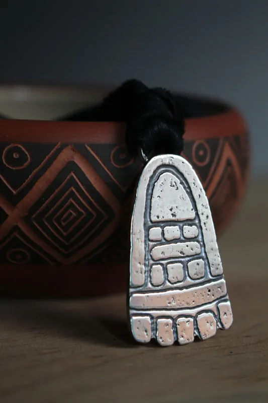 Movimiento, collar pie olmeca en plata