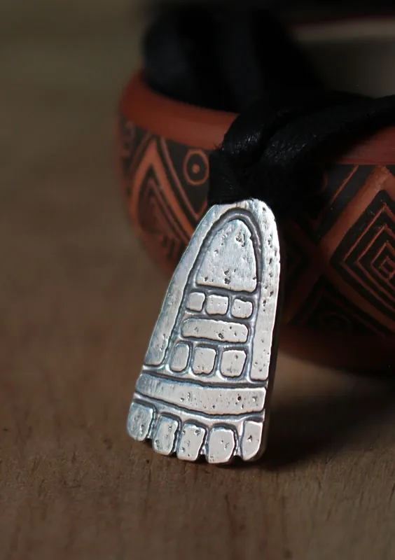 Movimiento, collar pie olmeca en plata