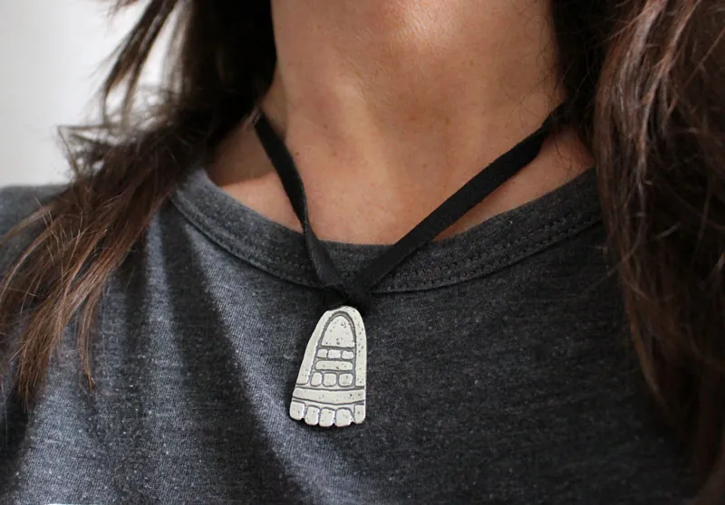 Movimiento, collar pie olmeca en plata