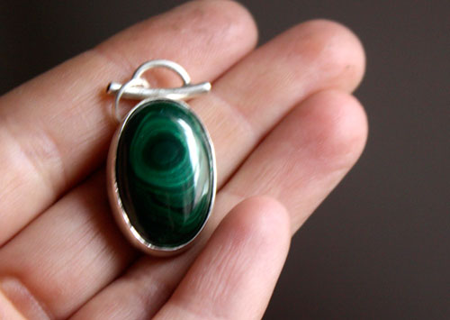 Musgo, dije santuario del sotobosque en plata y malaquita