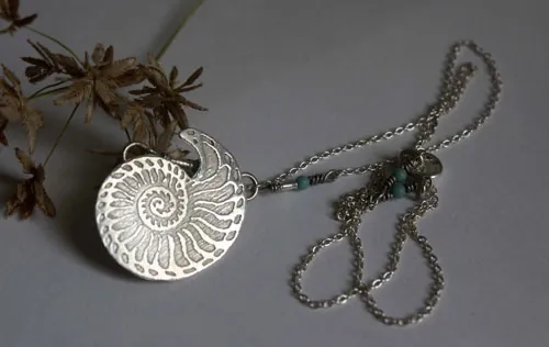Nautilus, collar concha de estabilidad y permanencia en plata y turquesa
