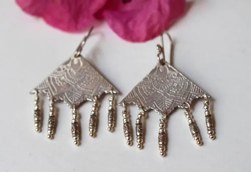Nehal, aretes mandala triangular en plata