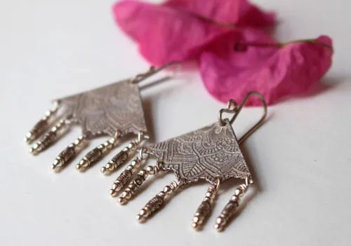 Nehal, aretes mandala triangular en plata