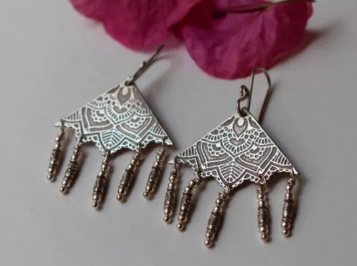 Nehal, aretes mandala triangular en plata