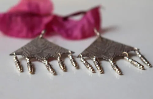 Nehal, aretes mandala triangular en plata
