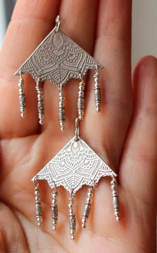 Nehal, aretes mandala triangular en plata