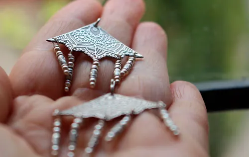 Nehal, aretes mandala triangular en plata