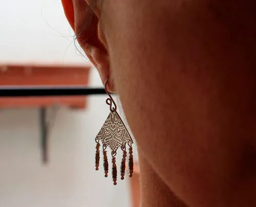 Nehal, aretes mandala triangular en plata