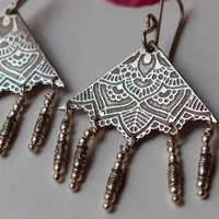 Nehal, aretes mandala triangular en plata