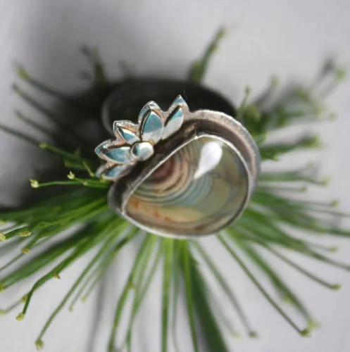 Nenúfar, anillo estanque, lirio de agua y loto en plata y jaspe imperial real