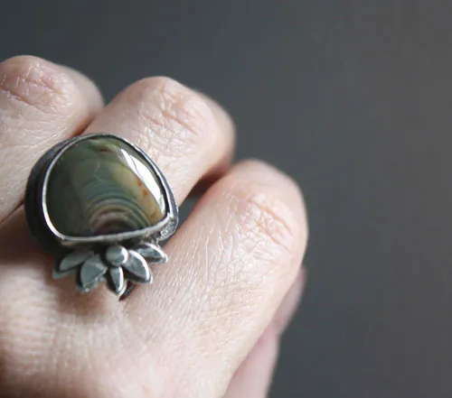 Nenúfar, anillo estanque, lirio de agua y loto en plata y jaspe imperial real
