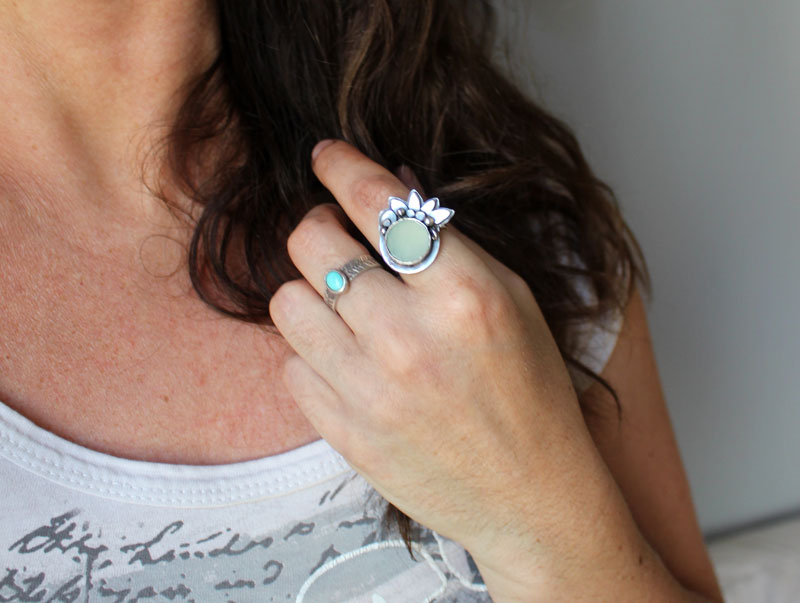 Nenúfar a la luz de la luna, anillo loto en plata y calcedonia