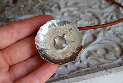 Nenúfar bajo la lluvia, collar hoja acuática en plata y zafiro