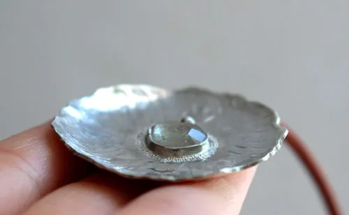 Nenúfar bajo la lluvia, collar hoja acuática en plata y zafiro