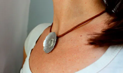 Nenúfar bajo la lluvia, collar hoja acuática en plata y zafiro