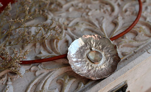 Nenúfar bajo la lluvia, collar hoja acuática en plata y zafiro