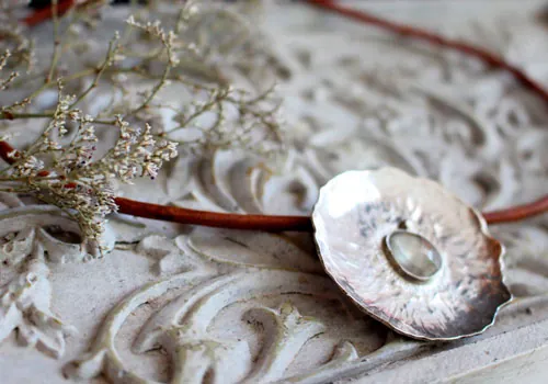 Nenúfar bajo la lluvia, collar hoja acuática en plata y zafiro
