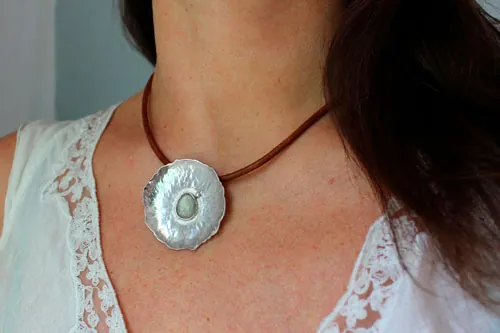 Nenúfar bajo la lluvia, collar hoja acuática en plata y zafiro