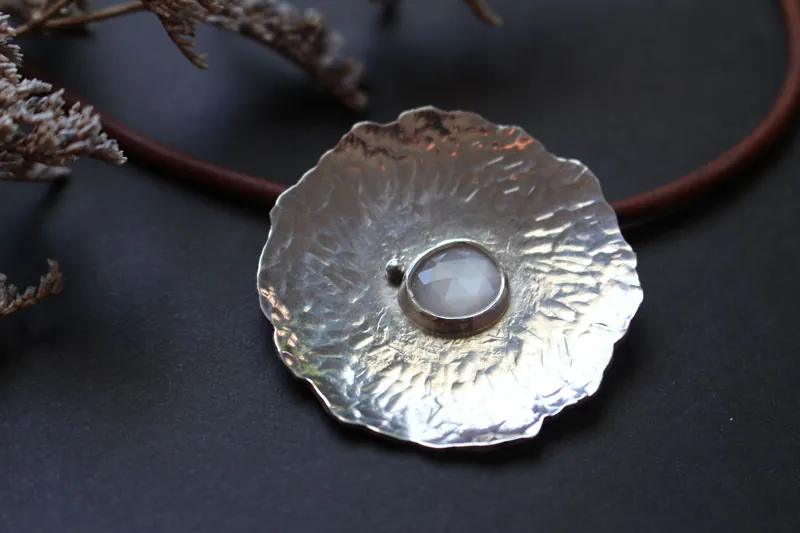Nenúfar bajo la luna, collar hoja de loto en plata y piedra de luna