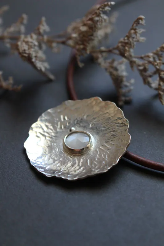 Nenúfar bajo la luna, collar hoja de loto en plata y piedra de luna