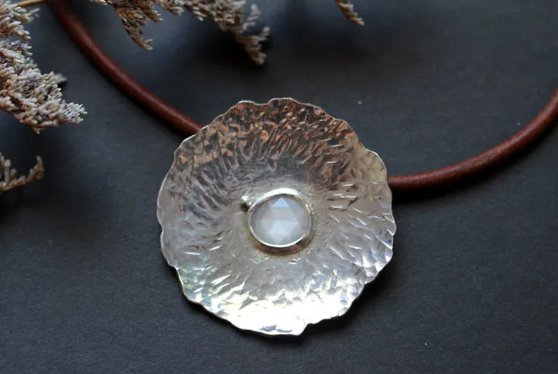 Nenúfar bajo la luna, collar hoja de loto en plata y piedra de luna