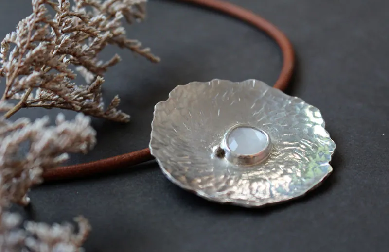Nenúfar bajo la luna, collar hoja de loto en plata y piedra de luna