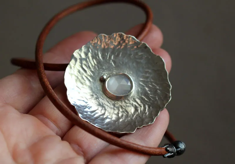 Nenúfar bajo la luna, collar hoja de loto en plata y piedra de luna